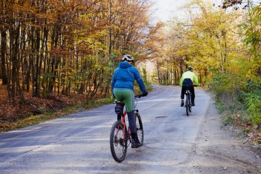 Bisiklete binmeye tutkulu yaşlı bir adam oğluyla bisiklet sürüyor, güzel bir sonbahar gününün tadını çıkarıyor..