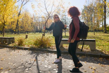 Güzel bir sonbahar gününde arkadaşıyla birlikte spor yapan orta yaşlı bir kadın.