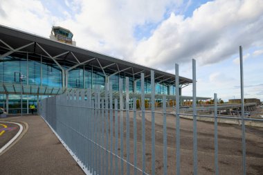 Basel - İsviçre 24 Ekim 2025, Basel EuroAirport 'un iç ve dış görünümü, İsviçre ve Fransa' da çıkışları ve Almanya sınırına da yakındır..