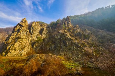 Karpatya Dağları 'ndaki dağ manzarası, Romanya, Mehedinti, karsız bir kış gününde.