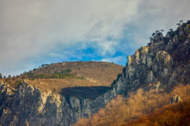 Karpatya Dağları 'ndaki dağ manzarası, Romanya, Mehedinti, karsız bir kış gününde.