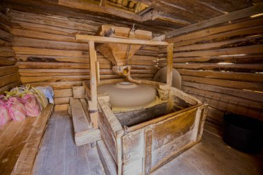 Romanya 'daki Almaj Vadisi' nin manzarası, Rudaria su değirmenleri ve dağ nehri.