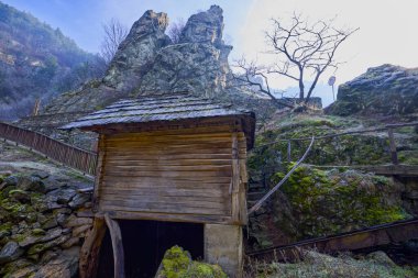 Romanya 'daki Almaj Vadisi' nin manzarası, Rudaria su değirmenleri ve dağ nehri.