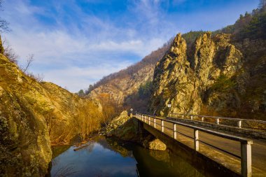 Romanya 'daki Almaj Vadisi' nin manzarası, Rudaria su değirmenleri ve dağ nehri.