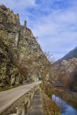 Romanya 'daki Almaj Vadisi' nin manzarası, Rudaria su değirmenleri ve dağ nehri.