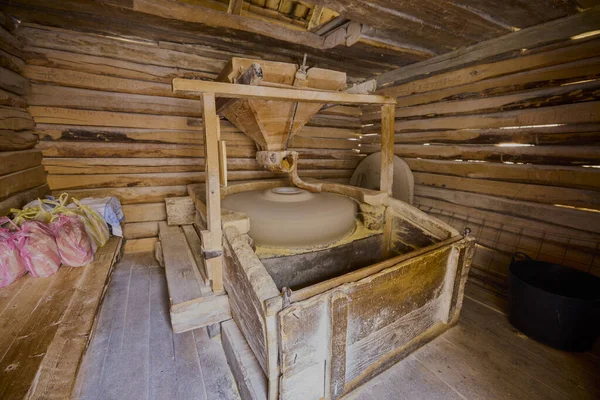 Romanya 'daki Almaj Vadisi' nin manzarası, Rudaria su değirmenleri ve dağ nehri.