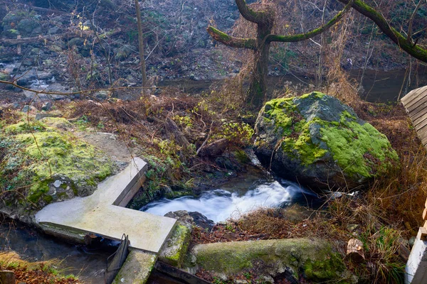 Romanya 'daki Almaj Vadisi' nin manzarası, Rudaria su değirmenleri ve dağ nehri.