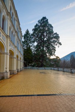 Baile Herculane Romanya 15 Aralık 2025. Ülkedeki en eski turizm beldesi olmasının yanı sıra Romanya ve Doğu Avrupa 'daki en önemli ve en sık ziyaret edilen spa merkezleri arasında yer alıyor..