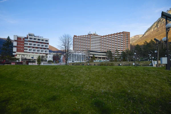 Baile Herculane Romanya 15 Aralık 2025. Ülkedeki en eski turizm beldesi olmasının yanı sıra Romanya ve Doğu Avrupa 'daki en önemli ve en sık ziyaret edilen spa merkezleri arasında yer alıyor..