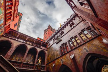 Basel İsviçre 21 Ekim 2025. Basel Belediye Binası (Almanca: Rathaus Basel, yerel adıyla Roothuus) İsviçre 'nin Basel kentindeki Marktplatz' a hakim olan 500 yıllık bir binadır..