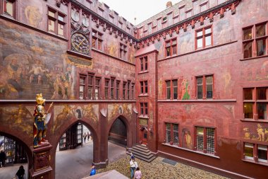 Basel İsviçre 21 Ekim 2025. Basel Belediye Binası (Almanca: Rathaus Basel, yerel adıyla Roothuus) İsviçre 'nin Basel kentindeki Marktplatz' a hakim olan 500 yıllık bir binadır..