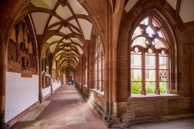 Basel İsviçre 21 - Ekim 2025. Basel Katedrali, İsviçre 'nin Basel şehrinde, aslında bir Roma Katolik katedrali ve günümüzde bir Protestan kilisesi olan dini bir binadır. Orijinal katedral 1019 ile 1500 yılları arasında Roma 'da inşa edilmiştir.