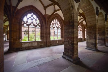 Basel İsviçre 21 - Ekim 2025. Basel Katedrali, İsviçre 'nin Basel şehrinde, aslında bir Roma Katolik katedrali ve günümüzde bir Protestan kilisesi olan dini bir binadır. Orijinal katedral 1019 ile 1500 yılları arasında Roma 'da inşa edilmiştir.