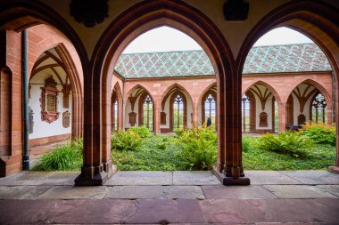 Basel İsviçre 21 - Ekim 2025. Basel Katedrali, İsviçre 'nin Basel şehrinde, aslında bir Roma Katolik katedrali ve günümüzde bir Protestan kilisesi olan dini bir binadır. Orijinal katedral 1019 ile 1500 yılları arasında Roma 'da inşa edilmiştir.