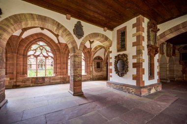 Basel İsviçre 21 - Ekim 2025. Basel Katedrali, İsviçre 'nin Basel şehrinde, aslında bir Roma Katolik katedrali ve günümüzde bir Protestan kilisesi olan dini bir binadır. Orijinal katedral 1019 ile 1500 yılları arasında Roma 'da inşa edilmiştir.