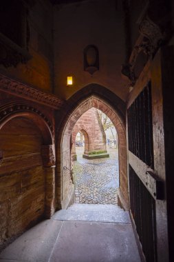 Basel İsviçre 21 - Ekim 2025. Basel Katedrali, İsviçre 'nin Basel şehrinde, aslında bir Roma Katolik katedrali ve günümüzde bir Protestan kilisesi olan dini bir binadır. Orijinal katedral 1019 ile 1500 yılları arasında Roma 'da inşa edilmiştir.