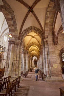 Basel İsviçre 21 - Ekim 2025. Basel Katedrali, İsviçre 'nin Basel şehrinde, aslında bir Roma Katolik katedrali ve günümüzde bir Protestan kilisesi olan dini bir binadır. Orijinal katedral 1019 ile 1500 yılları arasında Roma 'da inşa edilmiştir.