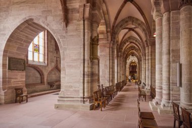 Basel İsviçre 21 - Ekim 2025. Basel Katedrali, İsviçre 'nin Basel şehrinde, aslında bir Roma Katolik katedrali ve günümüzde bir Protestan kilisesi olan dini bir binadır. Orijinal katedral 1019 ile 1500 yılları arasında Roma 'da inşa edilmiştir.