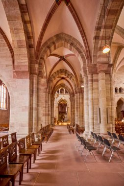 Basel İsviçre 21 - Ekim 2025. Basel Katedrali, İsviçre 'nin Basel şehrinde, aslında bir Roma Katolik katedrali ve günümüzde bir Protestan kilisesi olan dini bir binadır. Orijinal katedral 1019 ile 1500 yılları arasında Roma 'da inşa edilmiştir.