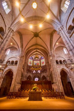 Basel İsviçre 21 - Ekim 2025. Basel Katedrali, İsviçre 'nin Basel şehrinde, aslında bir Roma Katolik katedrali ve günümüzde bir Protestan kilisesi olan dini bir binadır. Orijinal katedral 1019 ile 1500 yılları arasında Roma 'da inşa edilmiştir.