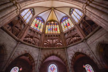 Basel İsviçre 21 - Ekim 2025. Basel Katedrali, İsviçre 'nin Basel şehrinde, aslında bir Roma Katolik katedrali ve günümüzde bir Protestan kilisesi olan dini bir binadır. Orijinal katedral 1019 ile 1500 yılları arasında Roma 'da inşa edilmiştir.