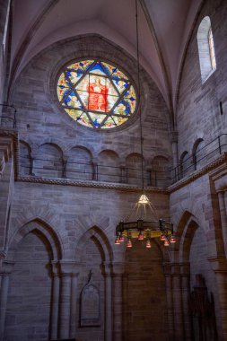 Basel İsviçre 21 - Ekim 2025. Basel Katedrali, İsviçre 'nin Basel şehrinde, aslında bir Roma Katolik katedrali ve günümüzde bir Protestan kilisesi olan dini bir binadır. Orijinal katedral 1019 ile 1500 yılları arasında Roma 'da inşa edilmiştir.