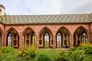 Basel İsviçre 21 - Ekim 2025. Basel Katedrali, İsviçre 'nin Basel şehrinde, aslında bir Roma Katolik katedrali ve günümüzde bir Protestan kilisesi olan dini bir binadır. Orijinal katedral 1019 ile 1500 yılları arasında Roma 'da inşa edilmiştir.