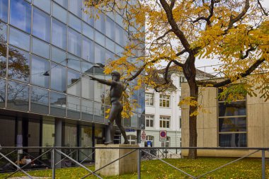 Basel İsviçre 21-25 Ekim 2025, İsviçre 'nin Basel-Stadt kantonunun başkentidir. İsviçre 'nin kuzeybatısında, Ren Nehri üzerinde, Almanya, Fransa ve İsviçre arasındaki üç sınırın köşesinde yer almaktadır..