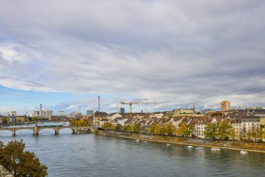 Basel İsviçre 21-25 Ekim 2025, İsviçre 'nin Basel-Stadt kantonunun başkentidir. İsviçre 'nin kuzeybatısında, Ren Nehri üzerinde, Almanya, Fransa ve İsviçre arasındaki üç sınırın köşesinde yer almaktadır..