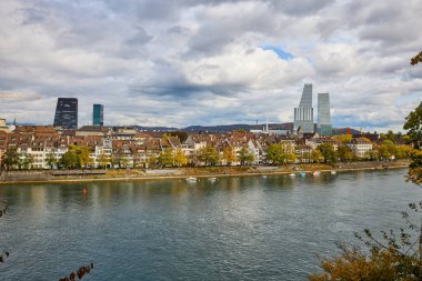 Basel İsviçre 21-25 Ekim 2025, İsviçre 'nin Basel-Stadt kantonunun başkentidir. İsviçre 'nin kuzeybatısında, Ren Nehri üzerinde, Almanya, Fransa ve İsviçre arasındaki üç sınırın köşesinde yer almaktadır..