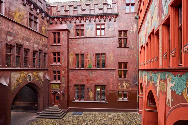 Basel İsviçre 21 Ekim 2025. Basel Belediye Binası (Almanca: Rathaus Basel, yerel adıyla Roothuus) İsviçre 'nin Basel kentindeki Marktplatz' a hakim olan 500 yıllık bir binadır..