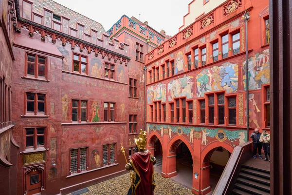 Basel İsviçre 21 Ekim 2025. Basel Belediye Binası (Almanca: Rathaus Basel, yerel adıyla Roothuus) İsviçre 'nin Basel kentindeki Marktplatz' a hakim olan 500 yıllık bir binadır..