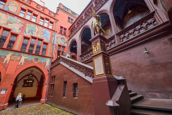 Basel İsviçre 21 Ekim 2025. Basel Belediye Binası (Almanca: Rathaus Basel, yerel adıyla Roothuus) İsviçre 'nin Basel kentindeki Marktplatz' a hakim olan 500 yıllık bir binadır..