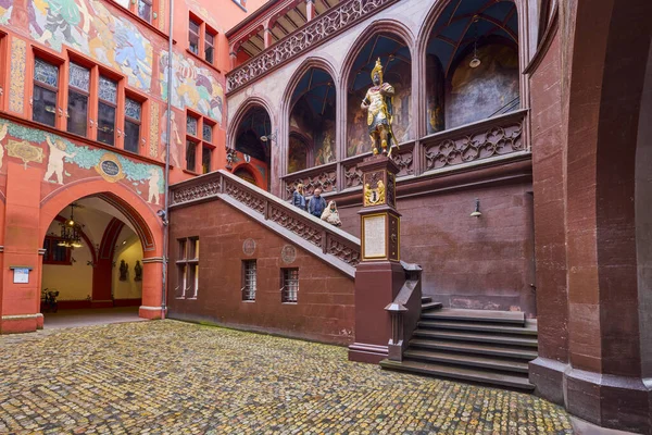 Basel İsviçre 21 Ekim 2025. Basel Belediye Binası (Almanca: Rathaus Basel, yerel adıyla Roothuus) İsviçre 'nin Basel kentindeki Marktplatz' a hakim olan 500 yıllık bir binadır..