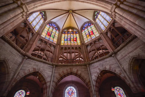 Basel İsviçre 21 - Ekim 2025. Basel Katedrali, İsviçre 'nin Basel şehrinde, aslında bir Roma Katolik katedrali ve günümüzde bir Protestan kilisesi olan dini bir binadır. Orijinal katedral 1019 ile 1500 yılları arasında Roma 'da inşa edilmiştir.