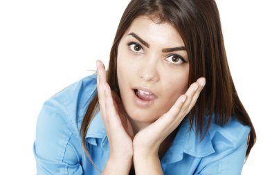 açık ağız ve açık avuç içi ile gülümseyen güzel iş kadını