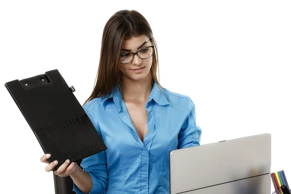 Mooie zakenvrouw dromen tijdens het werken op de computer bij h — Stockfoto