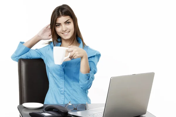 Retrato de una mujer de negocios sonriente con taza de café frente a — Foto de Stock