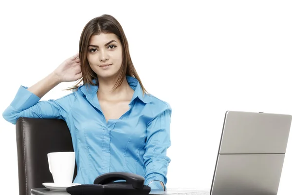 Mulher de negócios bonita sonhando enquanto trabalhava no computador em h — Fotografia de Stock