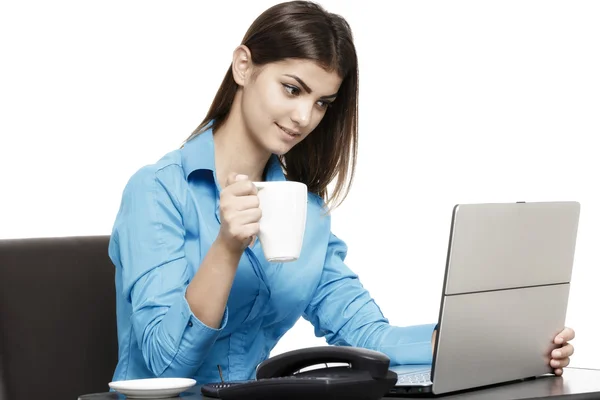 Retrato de uma empresária sorridente com xícara de café na frente de — Fotografia de Stock