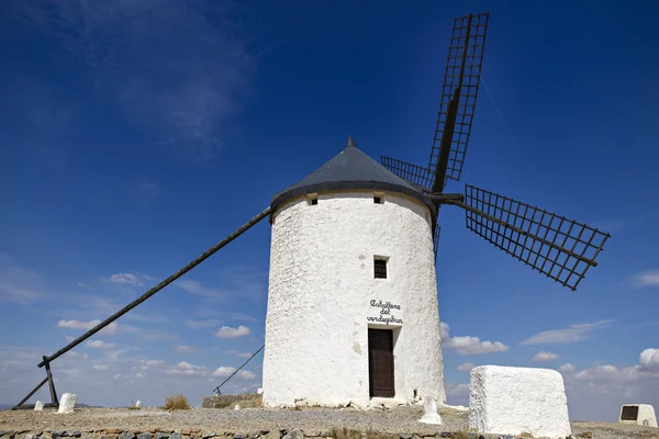 Moinhos de vento em Espanha, La Mancha, famosa localização Don Quijote — Fotografia de Stock