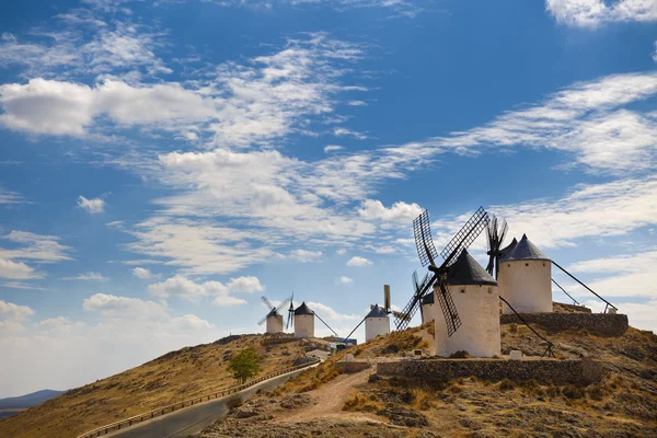Moinhos de vento em Espanha, La Mancha, famosa localização Don Quijote — Fotografia de Stock