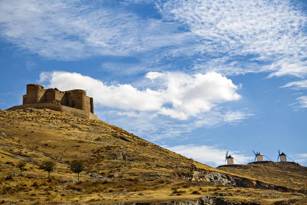 中世纪的城堡和风车的孔苏埃格拉在托莱多省，C — 图库照片