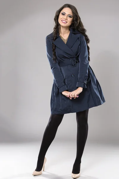 Krásný obchodní žena bruneta modelka izolované na šedé — Stock fotografie