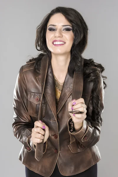 Довольно привлекательная эротическая женщина в коричневой куртке — стоковое фото
