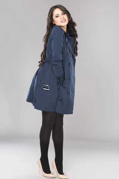 美しいビジネス女性ブルネット ファッションモデル灰色に分離 — ストック写真