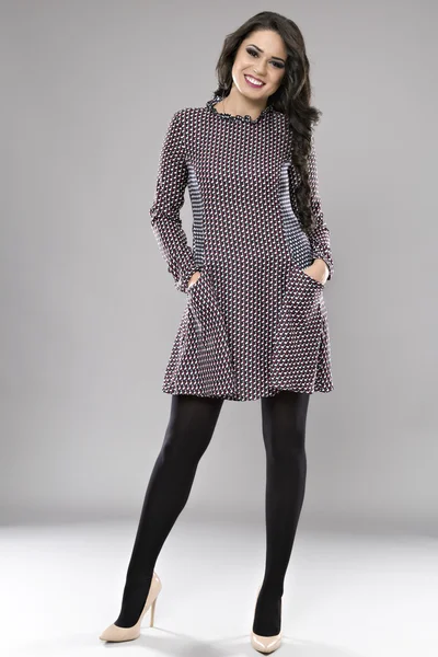 Mooie vrouw Brunette Fashion bedrijfsmodel geïsoleerd op grijs — Stockfoto