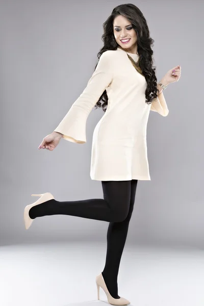Schöne Geschäftsfrau brünette Mode-Modell isoliert auf grau — Stockfoto