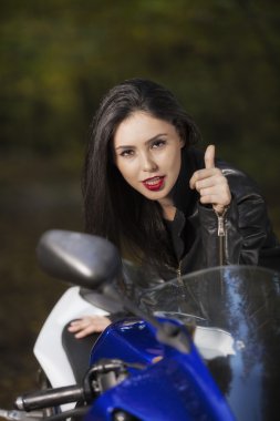 Bir motosiklet üzerinde güzel Motorcu kız