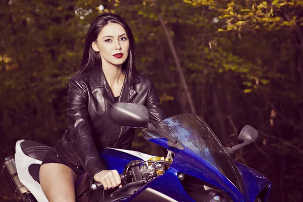 Hermosa chica motorista en una motocicleta — Foto de Stock